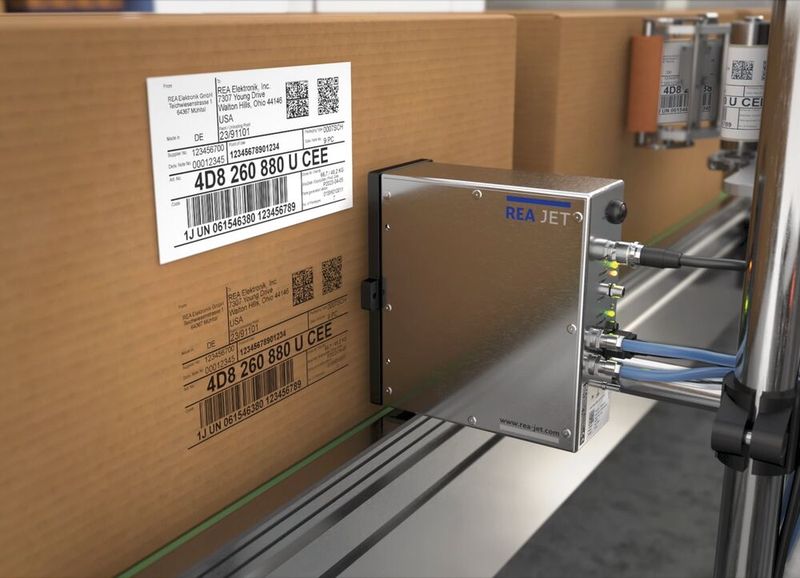 Materialsparende und umweltschonende Alternative: Das Direktdrucksystem REA JET UP schreibt Etiketteninhalte auf Kartonagen – auch auf glatte Oberflächen.  (Bild: REA Elektronik GmbH)