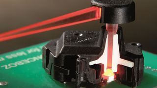 Der wellenlose Schrittmotor optimiert die Zeigerbeleuchtung im Armaturenbrett. (Bild: Sonceboz)