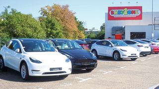 Gebrauchte Tesla-Fahrzeuge erreichen zunehmend den Gebrauchtwagenmarkt. Gleichzeitig sinken die Restwerte. (Bild: Grimm – VCG)