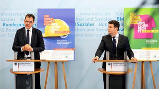Bundesentwicklungsminister Gerd Müller und Bundesarbeitsminister Hubertus Heil während der Pressekonferenz zum Nationalen Aktionsplan Wirtschaft und Menschenrechte am 14. Juli 2020 in Berlin. (Thomas Köhler/photothek.net)
