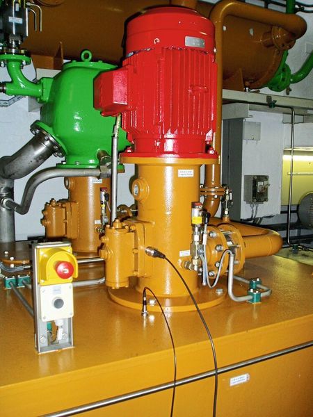 Messung vorher mit an Stör- und Empfängerseite angebrachten Sensoren: Die 300 kg schweren Schraubenpumpen verursachen einen Betriebslärm von 86 dB

 (ACE)