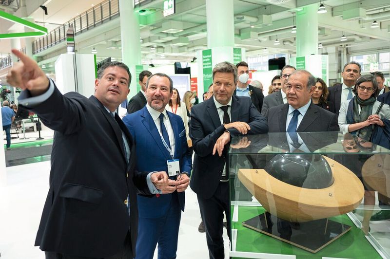 Die Industrie steht vor vielfältigen Herausforderungen. Sie muss den Energieverbrauch aufgrund der starken Kostensteigerungen senken, den CO2-Fußabdruck reduzieren und gleichzeitig auf Taxonomien durch Kapitalgeber und/oder die Politik vorbereitet zu sein.  (Bild: Deutsche Messe AG)