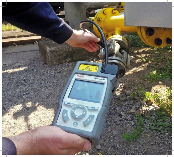 Abb. 1: Ein mobiles Ramanspektrometer eralubt die mobile Kontrolle von Flüssiggasen direkt vor Ort (Bild: Analyticon)