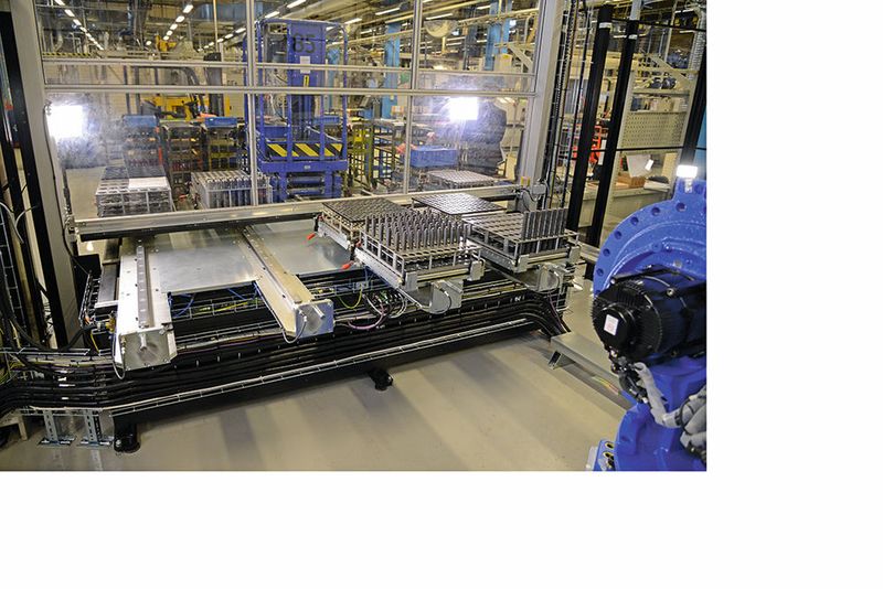 Die integrierten Palettenstellplätze bieten sowohl fertigen Produkten als auch Rohmaterial Platz. (Okuma)