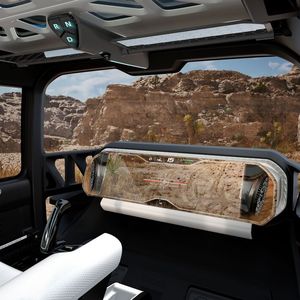 Gesteuert wird der BLC mit zwei Joysticks. Das große Display zeigt mehr, als das Auge des Fahrers normalerweise von der Straße sehen kann.(Bild:  Toyota)