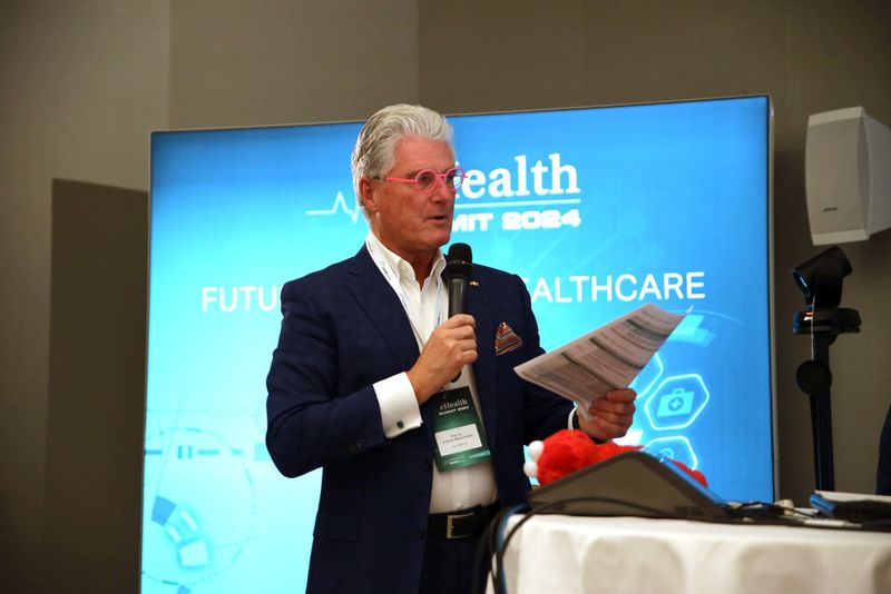 ... Panel-Discussion Patientenportal: „Goldene Zukunft oder digitales Millionengrab?“, moderiert von Prof. Dr. Andreas Meyer-Falcke (CIO NRW a.D.).  (Bild: VIT-Akademie)