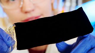 Vantablack absorbiert so viel Licht, dass das menschliche Gehirn es als zweidimensionale, schwarze Fläche wahrnimmt. (Bild: Surrey Nanosystems)