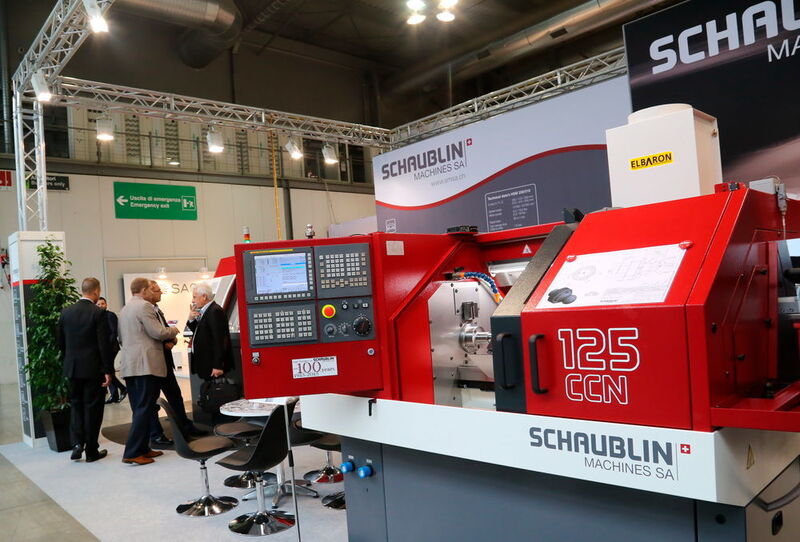 Die neue 125CCN von Schaublin auf der EMO 2015: Die ursprünglich als Drehmaschine mit konventioneller Digitalsteuerung zur Fertigung von Prototypen und Kleinserien konzipiert ist neu auch als Produktionsmaschine einsetzbar. (Bild: Anne Richter, SMM)