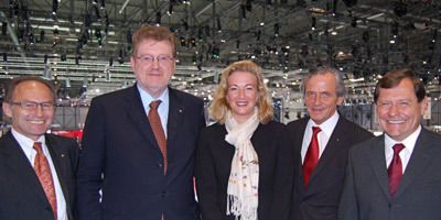 Und gleich nochmals Jens Becker: hier umrahmt von Ina und Axel Berger (re.) von der Car Garantie. Außerdem in der Gesprächsrunde mit dabei: Rudolf Wohlfahrt von der FFS-Bank (2. v. li.). (Archiv: Vogel Business Media)