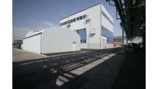 Neben der Anlagenoptimierung der bestehenden Anlage (Bild) will Clariant mit eine weitere Produktionsanlage für nicht halogenierte Flammschutzmittel errichten und damit der wachsenden Nachfrage nach umweltverträglicheren Flammschutzmitteln nachkommen.  (Bild: Clariant)