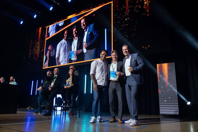 SVA System Vertrieb Alexander wird zum Partner des Jahres gekürt. Dr. Ilja Brezovac nimmt die Auszeichnung entgegen. (Bild: studio-kirchner.de)