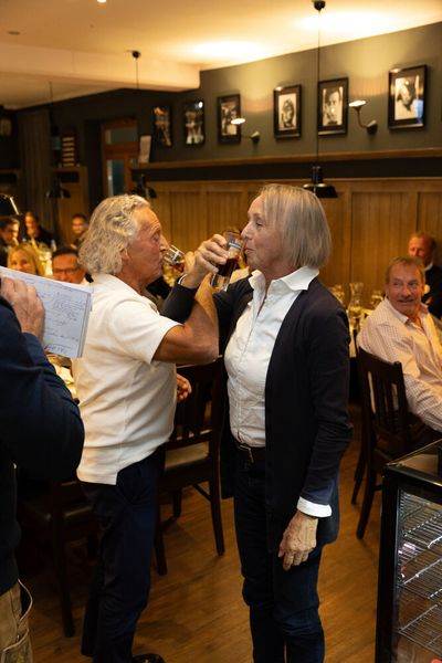 Paula und Michael versöhnen sich nach einem intensiven Spieltag Kufe gegen Ski. (Bild: © Hans Breitenfellner (hochzeit-in-bildern.de))