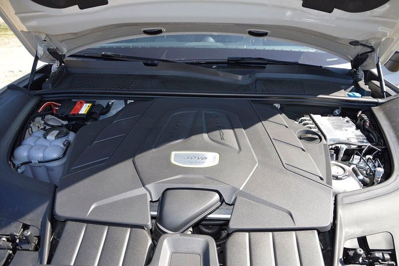 Der Antrieb ist wie üblich voll gekapselt, Mechanik und Elektrik verstecken sich unter Abdeckungen. (Achter/»kfz-betrieb«)