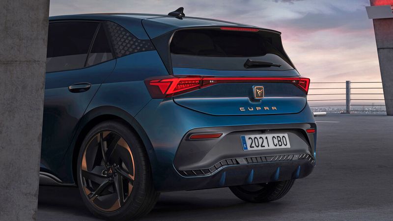 Der Dachspoiler ist ein signifikantes Merkmal des Born, das durchgehende Lichtband in der Heck-Mitte ebenso. (Bild: Seat)