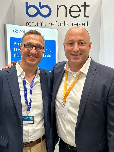 Am Stand von bb-net trifft man auf Marco Kuhn (r., bb-net) und Magnus Helm von der api. (Bild: Vogel IT-Medien)