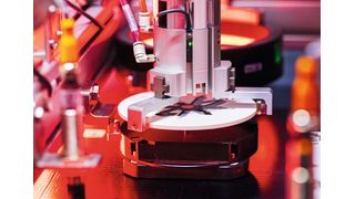 Die hochflexible Diagnosegerät-Montagemaschine kann drei verschiedene, jeweils mit einem Xplanar-Mover transportierte Gerätetypen mit einer Auswahl aus 50 Wirkstoffen je nach Rezeptur befüllen und anschließend inspizieren. (Bild: Beckhoff)