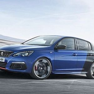 Optisch ist der GTI recht unauffällig. Lediglich die optionale Zweifarblackierung „Coupe Franche“ in blau-schwarz, die roten Akzente an der Frontlippe und die große Bremsanlage von Brembo lassen von außen den sportlichen Charakter des GTI erkennen.