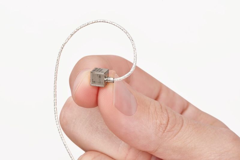 Der Z22198 ist ein extrem kompakter, dreiachsiger IEPE-Beschleunigungssensor für das Messen von Schwingungen (Vibrationen) und Stößen (Schocks) in anspruchsvollen Anwendungen. Mit nur 6 mm Kantenlänge und 0,9 g Gewicht eignet er sich ideal für leichte Strukturen und beengte Platzverhältnisse. (Bild: Copyright 2020 ScROGERS,All Rights Reserved)