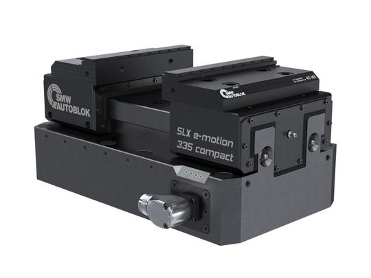 Der mechatronische Langhubspanner SLX e-motion 335 compact ermöglicht vollautomatische Bearbeitungsdurchgänge für mittlere Bauteilgrößen.(Bild:  SMW-Autoblok)