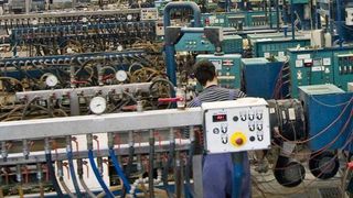 Voraussetzung für die Herstellung kundenspezifischer Profile ist eine hohe Flexibilität: etwa beim Profilquerschnitt, der Wanddicke und der Farbgebung. Bild: SLS Kunststoffverarbeitung (Archiv: Vogel Business Media)