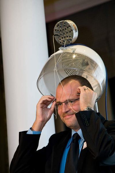 Martin Twickler (TLK) im Sog einer ausgeklügelten Hirnforschungs-Maschine, die gleich sein Gedanken-Bild enthüllen wird. (Archiv: Vogel Business Media)