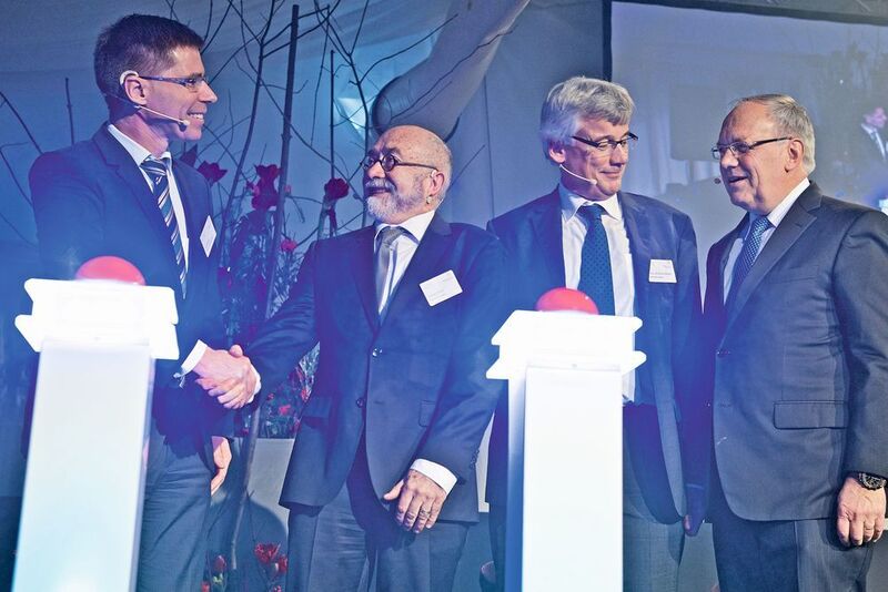 PSI院长Joël Mesot、瑞士FEL项目负责人Rafael Abela、瑞士FEL项目负责人Hans Braun、联邦议员Schneider-Ammann（从左往右） (保罗·谢尔研究院)