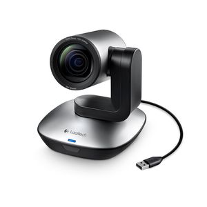 Mit ihrer Full-HD-Kamera mit 10-fach-Zoom ist die Logitech PTZ Pro Camera auch für größere Konferenzräume oder Veranstaltungen geeignet. Die Kamera wird über USB angeschlossen.