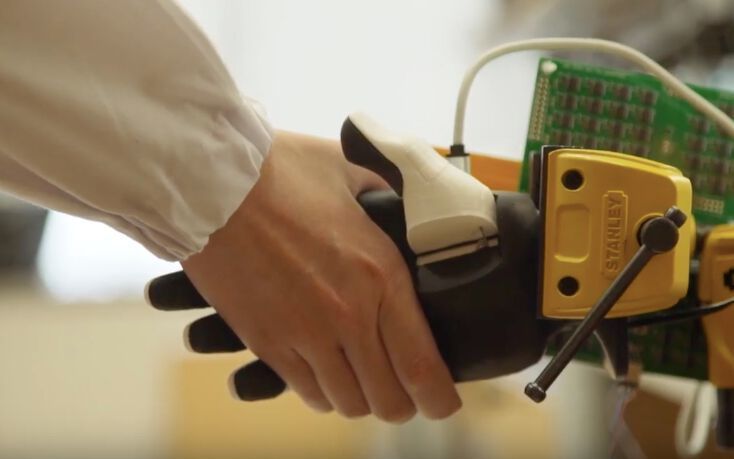 Ein Rekord für eine elektronische Haut: An der National University of Singapore wurde ein Sensorsystem entwickelt, das schneller als der menschliche Tastsinn reagiert. (NUS National University of Singapore)