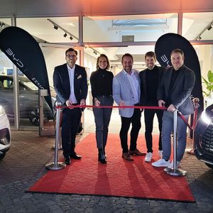 Durchschnitten das rote Band: (v. l.) Jochen Lennertz (BYD), Stefanie Senger, René Althaus, Andreas Knipp (alle Senger-Gruppe) sowie Frank Gerber (Hedin Electric Mobility).(Bild:  Senger)