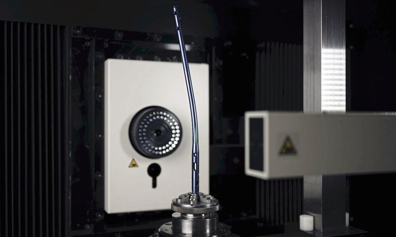 Während in der Fertigungsstätte jährlich 400.000 Marknägel für alle Extremitäten hergestellt und vermarktet werden, wird alle 90 Sekunden einer davon weltweit einem Patienten implantiert. (Bild:  Schneider Messtechnik)