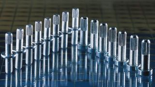 Die Einpressbolzen sind ein polygonförmiges Schnellbindersystem, das in Kunststoffe und Leichtmetalle eingepresst werden kann.  (Bild: Arnold Umformtechnik)
