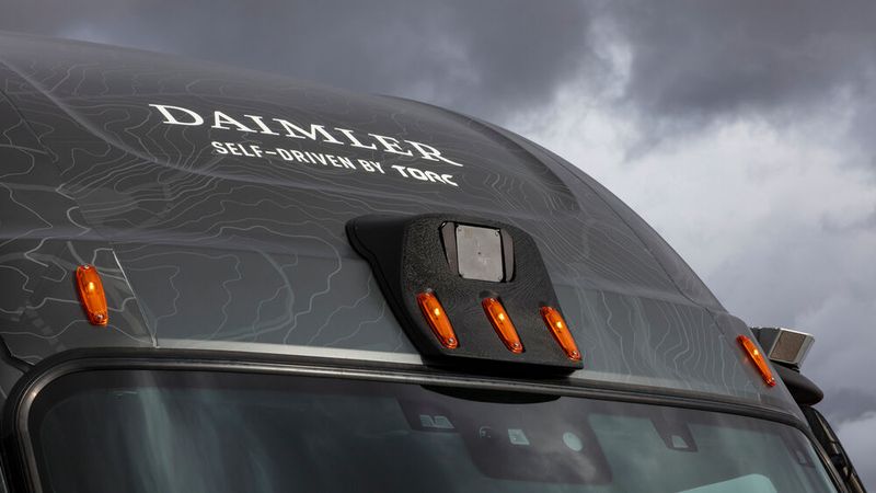 Kameras, Radarsysteme und viele Sensoren werden für den autonomen Truck benötigt. (Bild: Daimler Trucks)
