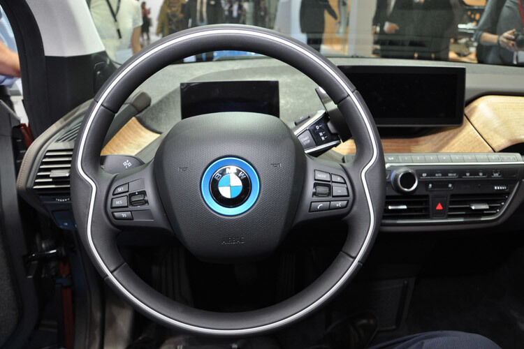 Schlicht, mit Digitaldisplay und Holzkonsole: Der Innenraum des i3 wird dem Premiumanspruch von BMW gerecht. (Foto: Wehner)