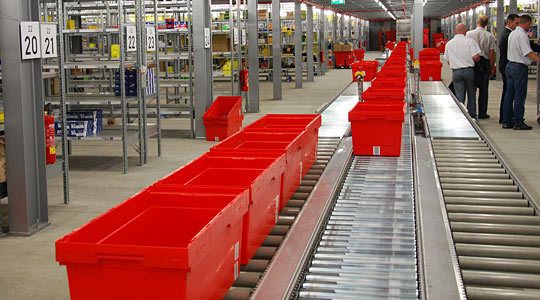 Förderbänder garantieren die schnelle Abarbeitung der Lieferaufträge. (Archiv: Vogel Business Media)