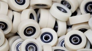 Jubiläum eines Mobilmachers aus Polyamid: 6 Millionen Rollen aus Lauramid wurden von Handtmann Elteka für den Automobilbereich im Verlauf der letzten 12 Monate produziert. (Bild: Handtmann Elteka)