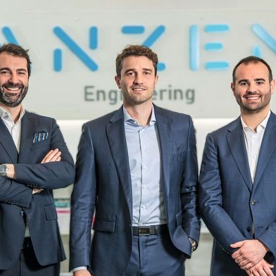 Das Bild zeigt (v.l.) Víctor Moyano Gullón (COO), Pablo de la Cruz Greciet (CEO) und Daniel García Hernández (Chief of Staff). (Bild: Anzen Engineering)