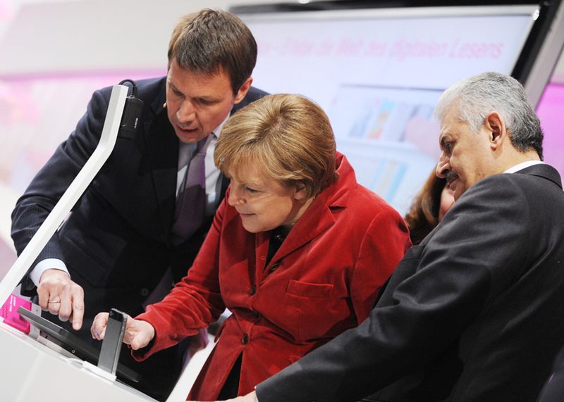 Bundeskanzlerin Dr. Angela Merkel mit René Obermann, Vorstandsvorsitzender der Deutschen Telekom (l.) und Binali Yildirim, Verkehrsminister der Türkei (r.) beim CeBIT-Rundgang 2011 (Quelle: Deutsche Messe Hannover). (Archiv: Vogel Business Media)