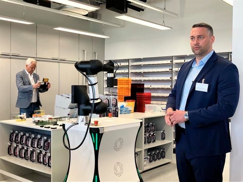 Im MLL arbeiten und kommunizieren die Roboter miteinander. Eine Maschine übernimmt die Be- und Entladung sowie die Archivierung von Proben. Ein kleiner mobiler Roboter transportiert das Material in die nächste Station. (Bild: © Serina Sonsalla)