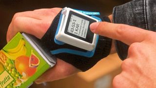 Sein intuitives Bedienkonzept und das haptische sowie akustische Feedback beim Kommissionieren machen den HS 50 zu einem zuverlässigen Arbeitsmittel. (Bild: Nimmsta)