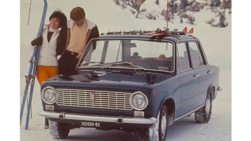 Außen kompakter als ein Opel Kadett oder VW Käfer, aber innen mit Platz für die ganze Familie – der Fiat 124 überzeugte als geräumige Sportlimousine. Als Limousine wurde er von Fachjournalisten der europäischen Motorpresse zum Auto des Jahres 1967 gewählt. Schon damals erzielte der Fiat-Konzern einen bedeutenden Anteil seines Umsatzes außerhalb Italiens. Wesentlichen Anteil hieran hatten Lizenzproduktionen von Tochterfirmen, die die Fahrzeuge unter ihrem Markennamen vertrieben, sofern sie gut zu den jeweiligen nationalen Bedürfnissen passten. (Bild: Fiat)