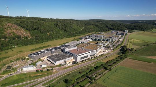 Idylle trifft auf Innovation am ZEISS-SMT-Standort in Oberkochen: Hier entwickelt und fertigt das Unternehmen Optik- und Metrologielösungen für die Halbleiterlithografie.(Bild:  ZEISS)