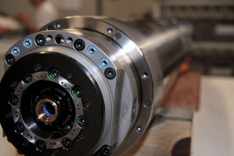 Perfektionismus pur: Eine Frässpindel des Unternehmens Weiss mit einer Maximal-Drehzahl von n = 18000 1/min (bei P = 29 kW und M = 34 Nm). Um die Präzision am Werkstück und die Prozesssicherheit im Fräsprozess zu erhöhen, werden an die Spindeln immer höhere Genauigkeitsanforderungen gestellt.  (Bild: Böhm)