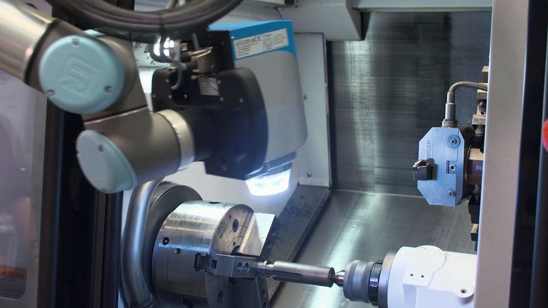 ... und später die Oberflächengüte des Werkstücks. Dann wird der Roboter wieder in die Ausgangsposition geführt. Alle Messungen erfolgen ohne Ausspannen der Bauteile. (Alicona)