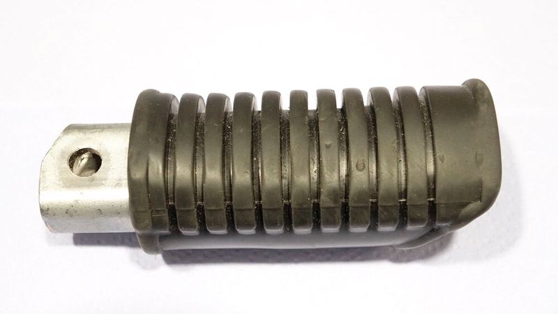 Auch „weiche“ Teile wie diese Fußraste bzw. deren Gummiüberzug lassen sich ohne den Einsatz typischer Reiniger/Lösungsmittel mithilfe des Nassdruckstrahlens in kurzer Zeit bis in den letzten Winkel hinein mühelos reinigen. (Bild: Dominsky – VCG)