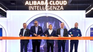 Eröffnung des „Alibaba Cloud Intelligence“-Showcase im Vorfeld der Olympischen Winterspiele Milano Cortina 2026 (v.l.n.r.): Leon Xie, General Manager Olympic Business, Alibaba Group; Yiannis Exarchos, CEO von Olympic Broadcasting Services und Executive Director Olympic Channel Services; Dr. Feifei Li, Senior Vice President der Alibaba Cloud Intelligence Group und Präsidentin des internationalen Geschäfts; Ilario Corna, Chief Technology and Information Officer des IOC; Andrea Varnier, CEO des Organisationskomitees Milano Cortina 2026.  (Bild: Alex Caparros/Getty Images for Alibaba)