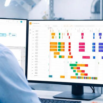 ERP-Auftragsdaten können über Schnittstellen direkt in APS-Systeme für die ressourcenbasierte Produktionsplanung überführt werden. (Bild: Dall-E / KI-generiert)