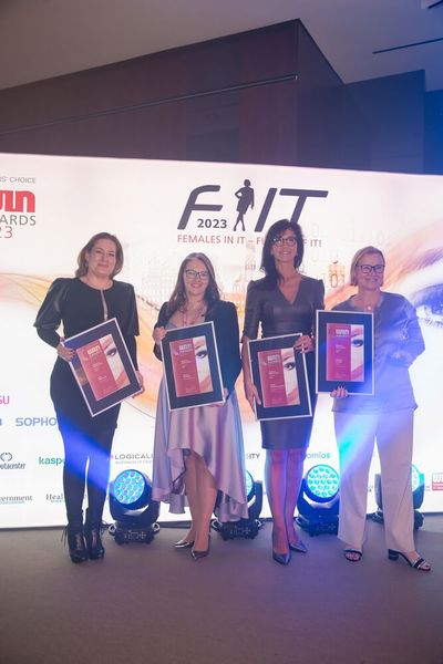 Die Gewinnerinnen aus dem Bereich »Women in eGovernment« | Kategorie »CxO«. Ramona Schumann (Silber), Carola Heilemann-Jeschke (Silber), Katja Müller-Lind (Gold) und Christine Serrette (Platin). (Bild: www.hamann.photo)