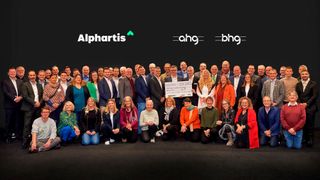 80.000 Euro hat die Alphartis SE gemeinsam mit ihren Tochtergesellschaften ahg und bhg an insgesamt 16 soziale Einrichtungen in ihrem Marktgebiet gespendet. (Bild: Alphartis SE)