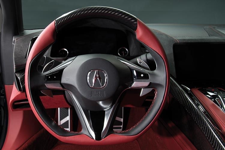 Hinter dem unten abgeflachten Lederlenkrad mit Carbon-Einlagen und Ziernähten befinden sich die Schaltwippen. (Foto: Honda)