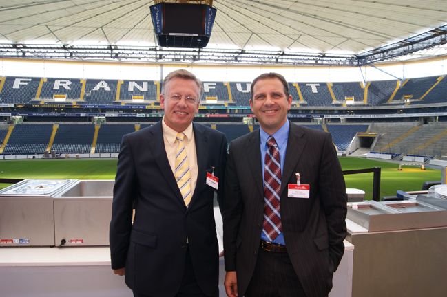 v.l.: Peter Bundgard, Vorstand der Ergotrade AG, mit Nils Palm, CEO von CSI Lifecycle Leasing GmbH (Archiv: Vogel Business Media)